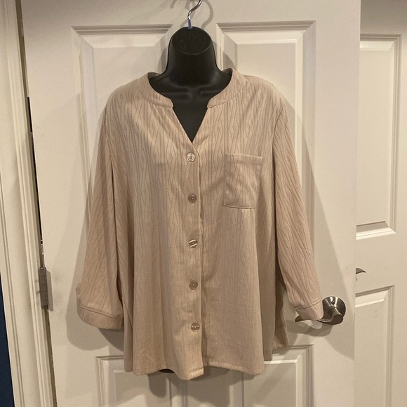 1X. Como Black Woman Tan 3/4 length top, lightly textured - Picture 1 of 6